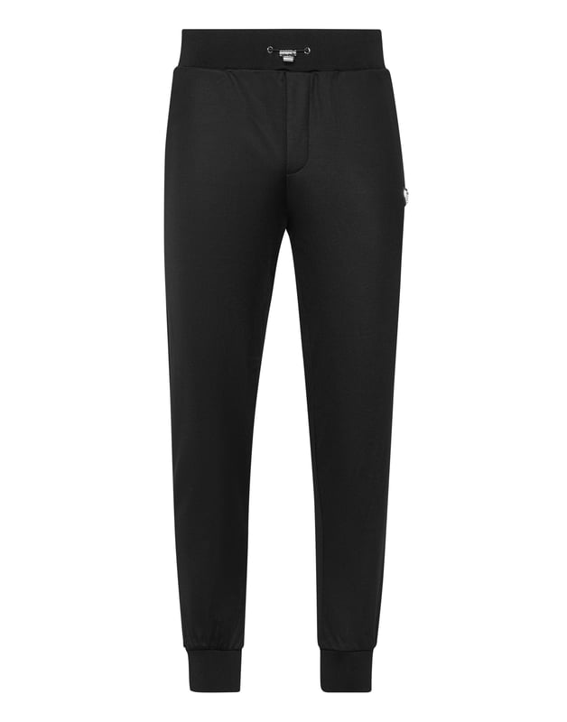 Erleben Sie ultimativen Komfort mit dieser eleganten Jogginghose, die einen Hauch von Raffinesse in Ihre Freizeitkleidung bringt. Eine perfekte Balance aus Stil und Leichtigkeit, ideal für die moderne Garderobe.    Schlanke, spitz zulaufende Passform für eine moderne Silhouette.   Premium-Gewebe für ganztägigen Komfort und Haltbarkeit.   Kordelzug im Bund für eine verstellbare, sichere Passform.   Dezente Logodetails für unaufdringlichen Luxus.   Perfekt für vielseitiges Styling, von Lounge bis Freizeit.
