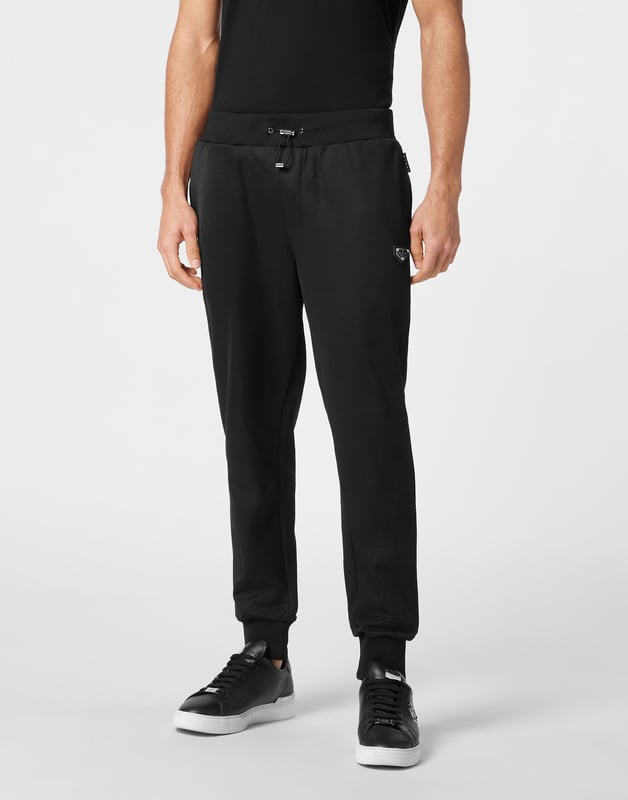 Erleben Sie ultimativen Komfort mit dieser eleganten Jogginghose, die einen Hauch von Raffinesse in Ihre Freizeitkleidung bringt. Eine perfekte Balance aus Stil und Leichtigkeit, ideal für die moderne Garderobe.    Schlanke, spitz zulaufende Passform für eine moderne Silhouette.   Premium-Gewebe für ganztägigen Komfort und Haltbarkeit.   Kordelzug im Bund für eine verstellbare, sichere Passform.   Dezente Logodetails für unaufdringlichen Luxus.   Perfekt für vielseitiges Styling, von Lounge bis Freizeit.