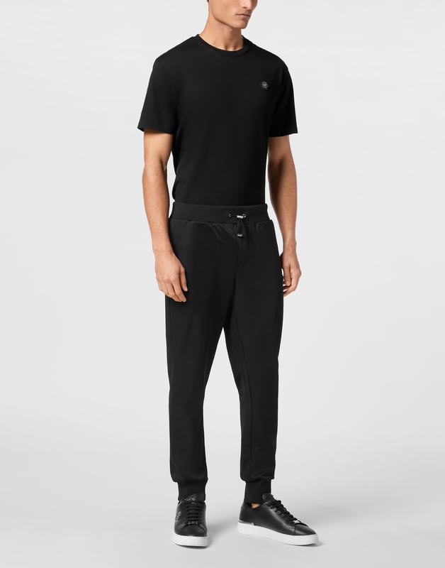 Erleben Sie ultimativen Komfort mit dieser eleganten Jogginghose, die einen Hauch von Raffinesse in Ihre Freizeitkleidung bringt. Eine perfekte Balance aus Stil und Leichtigkeit, ideal für die moderne Garderobe.    Schlanke, spitz zulaufende Passform für eine moderne Silhouette.   Premium-Gewebe für ganztägigen Komfort und Haltbarkeit.   Kordelzug im Bund für eine verstellbare, sichere Passform.   Dezente Logodetails für unaufdringlichen Luxus.   Perfekt für vielseitiges Styling, von Lounge bis Freizeit.