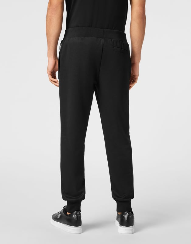 Erleben Sie ultimativen Komfort mit dieser eleganten Jogginghose, die einen Hauch von Raffinesse in Ihre Freizeitkleidung bringt. Eine perfekte Balance aus Stil und Leichtigkeit, ideal für die moderne Garderobe.    Schlanke, spitz zulaufende Passform für eine moderne Silhouette.   Premium-Gewebe für ganztägigen Komfort und Haltbarkeit.   Kordelzug im Bund für eine verstellbare, sichere Passform.   Dezente Logodetails für unaufdringlichen Luxus.   Perfekt für vielseitiges Styling, von Lounge bis Freizeit.