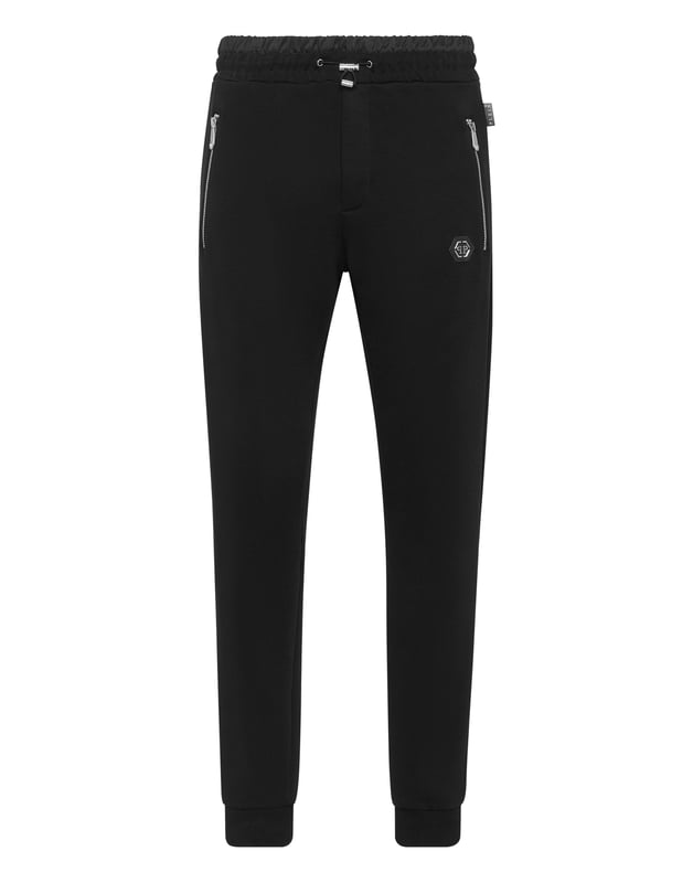Entdecken Sie die Einzigartigkeit dieser Jogginghose aus Baumwollfleece mit speziellen Nähten.   Fleece aus Baumwollmischung   Aufnäher mit Logo   Reißverschlusstaschen   Eine Gesäßtasche   Gerippter Bund mit Stopp-Kordelzug   Rippstrickbündchen unten