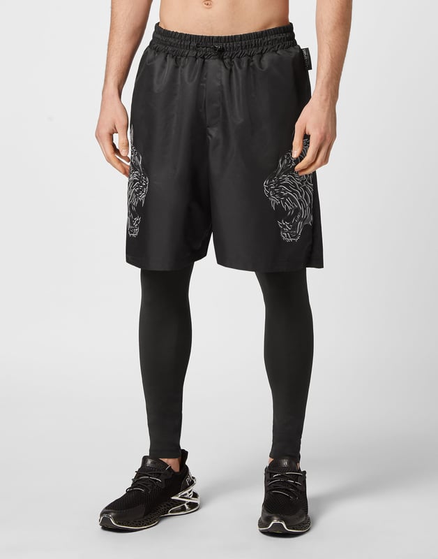 Estos joggers 2 en 1 es el complemento perfecto para alcanzar tus objetivos. Comodidad y rendimiento se suman al estilo de Plein Sport.   Jersey de nailon y tejido técnico elástico. Cintura de punto elástico con cordón de ajuste   El icónico tigre está estampado en ambas piernas del pantalón corto de nailon   Los leggings ayudan a mantener una temperatura constante durante toda la fase activa del entrenamiento   Dos bolsillos con aberturas