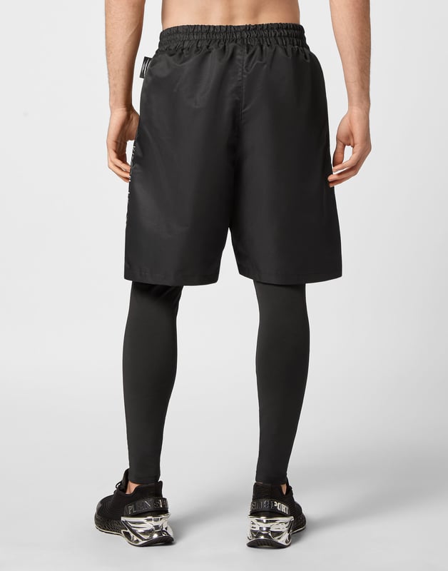 Estos joggers 2 en 1 es el complemento perfecto para alcanzar tus objetivos. Comodidad y rendimiento se suman al estilo de Plein Sport.   Jersey de nailon y tejido técnico elástico. Cintura de punto elástico con cordón de ajuste   El icónico tigre está estampado en ambas piernas del pantalón corto de nailon   Los leggings ayudan a mantener una temperatura constante durante toda la fase activa del entrenamiento   Dos bolsillos con aberturas