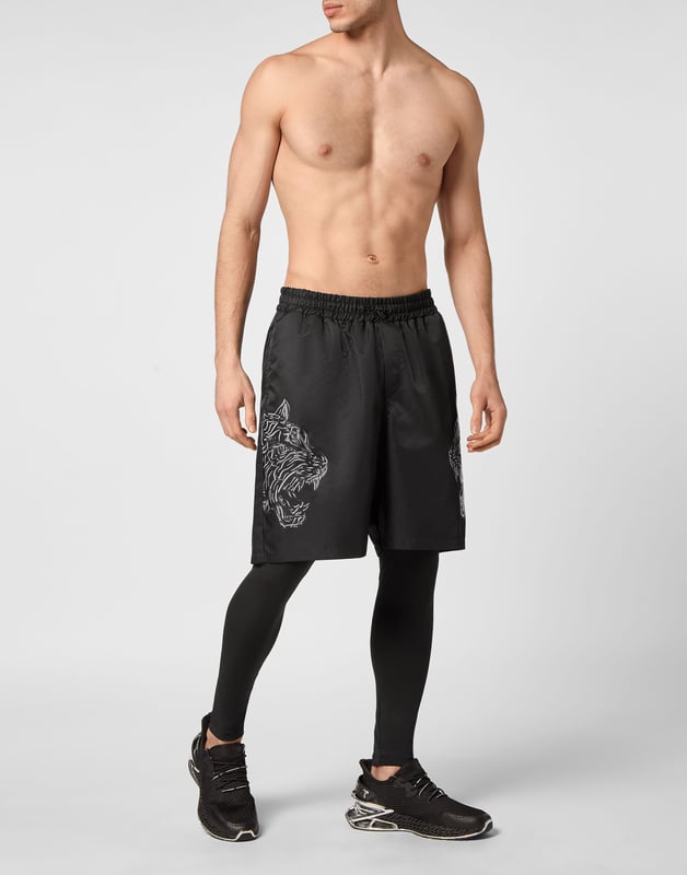 Estos joggers 2 en 1 es el complemento perfecto para alcanzar tus objetivos. Comodidad y rendimiento se suman al estilo de Plein Sport.   Jersey de nailon y tejido técnico elástico. Cintura de punto elástico con cordón de ajuste   El icónico tigre está estampado en ambas piernas del pantalón corto de nailon   Los leggings ayudan a mantener una temperatura constante durante toda la fase activa del entrenamiento   Dos bolsillos con aberturas