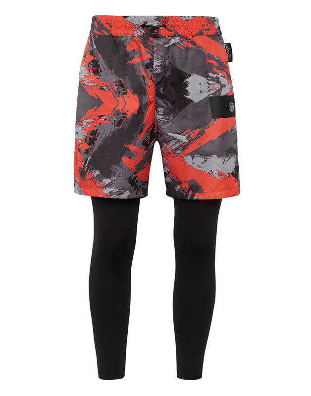 Estos pantalones de running 2 en 1 son la combinación perfecta para ayudarte a conseguir tus objetivos. Comodidad y rendimiento se añaden al estilo de Plein Sport.   Nylon con estampado de camuflaje y licra.   Cintura elástica con cordón de ajuste   El legging ajustado ayuda a los músculos de las piernas a mantener una temperatura constante durante la fase de actividad   Parche de tigre cosido en el lado izquierdo del pantalón corto   Dos bolsillos con aberturas