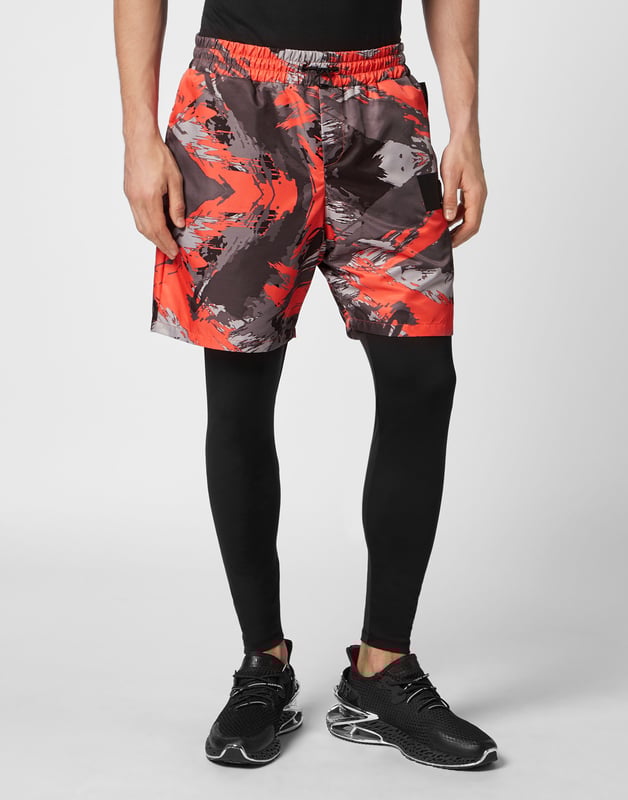 Estos pantalones de running 2 en 1 son la combinación perfecta para ayudarte a conseguir tus objetivos. Comodidad y rendimiento se añaden al estilo de Plein Sport.   Nylon con estampado de camuflaje y licra.   Cintura elástica con cordón de ajuste   El legging ajustado ayuda a los músculos de las piernas a mantener una temperatura constante durante la fase de actividad   Parche de tigre cosido en el lado izquierdo del pantalón corto   Dos bolsillos con aberturas