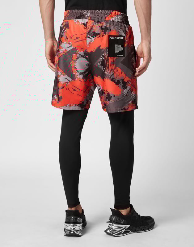 Estos pantalones de running 2 en 1 son la combinación perfecta para ayudarte a conseguir tus objetivos. Comodidad y rendimiento se añaden al estilo de Plein Sport.   Nylon con estampado de camuflaje y licra.   Cintura elástica con cordón de ajuste   El legging ajustado ayuda a los músculos de las piernas a mantener una temperatura constante durante la fase de actividad   Parche de tigre cosido en el lado izquierdo del pantalón corto   Dos bolsillos con aberturas