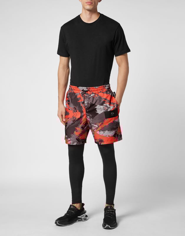 Estos pantalones de running 2 en 1 son la combinación perfecta para ayudarte a conseguir tus objetivos. Comodidad y rendimiento se añaden al estilo de Plein Sport.   Nylon con estampado de camuflaje y licra.   Cintura elástica con cordón de ajuste   El legging ajustado ayuda a los músculos de las piernas a mantener una temperatura constante durante la fase de actividad   Parche de tigre cosido en el lado izquierdo del pantalón corto   Dos bolsillos con aberturas