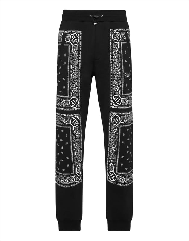 Diese Jogginghose vereint mühelos Komfort und ausgefallenes Design. Das auffällige Paisleymuster wertet Freizeit- und Streetwear-Outfits auf.    Gefertigt aus 100% hochwertiger Baumwolle für ultimativen Komfort und Atmungsaktivität.   Unverwechselbares Paisleymuster verleiht einen auffälligen, künstlerischen Touch.   Elastischer Bund mit verstellbaren Kordelzügen sorgt für eine maßgeschneiderte Passform.   Seitliche Taschen für funktionelle und praktische Aufbewahrung.   Perfekt, um bei entspannten Ausflügen oder sportlichen Anlässen ein Statement zu setzen.
