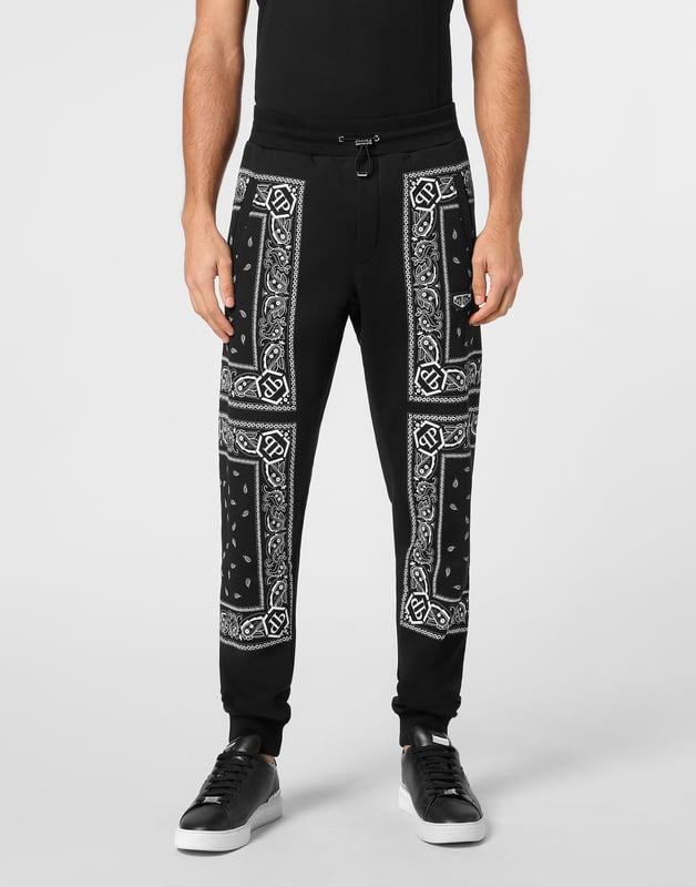 Diese Jogginghose vereint mühelos Komfort und ausgefallenes Design. Das auffällige Paisleymuster wertet Freizeit- und Streetwear-Outfits auf.    Gefertigt aus 100% hochwertiger Baumwolle für ultimativen Komfort und Atmungsaktivität.   Unverwechselbares Paisleymuster verleiht einen auffälligen, künstlerischen Touch.   Elastischer Bund mit verstellbaren Kordelzügen sorgt für eine maßgeschneiderte Passform.   Seitliche Taschen für funktionelle und praktische Aufbewahrung.   Perfekt, um bei entspannten Ausflügen oder sportlichen Anlässen ein Statement zu setzen.