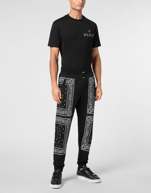 Diese Jogginghose vereint mühelos Komfort und ausgefallenes Design. Das auffällige Paisleymuster wertet Freizeit- und Streetwear-Outfits auf.    Gefertigt aus 100% hochwertiger Baumwolle für ultimativen Komfort und Atmungsaktivität.   Unverwechselbares Paisleymuster verleiht einen auffälligen, künstlerischen Touch.   Elastischer Bund mit verstellbaren Kordelzügen sorgt für eine maßgeschneiderte Passform.   Seitliche Taschen für funktionelle und praktische Aufbewahrung.   Perfekt, um bei entspannten Ausflügen oder sportlichen Anlässen ein Statement zu setzen.