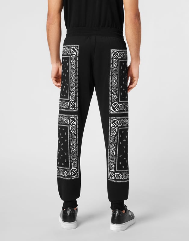 Diese Jogginghose vereint mühelos Komfort und ausgefallenes Design. Das auffällige Paisleymuster wertet Freizeit- und Streetwear-Outfits auf.    Gefertigt aus 100% hochwertiger Baumwolle für ultimativen Komfort und Atmungsaktivität.   Unverwechselbares Paisleymuster verleiht einen auffälligen, künstlerischen Touch.   Elastischer Bund mit verstellbaren Kordelzügen sorgt für eine maßgeschneiderte Passform.   Seitliche Taschen für funktionelle und praktische Aufbewahrung.   Perfekt, um bei entspannten Ausflügen oder sportlichen Anlässen ein Statement zu setzen.