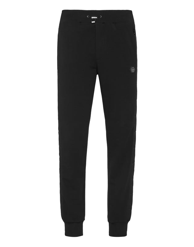 Entdecken Sie die Originalität dieser Jogginghose aus Baumwollfleece, die mit einzigartigen Nähten verziert ist.   Baumwoll-Fleece-Mischung   Gepolsterte Nylondetails   PP Hexagon Logo auf einem Lederabzeichen aus Safran auf dem linken Bein   Schlitztaschen   Gerippter Bund mit Stoppkordelzug   Rippstrickbündchen