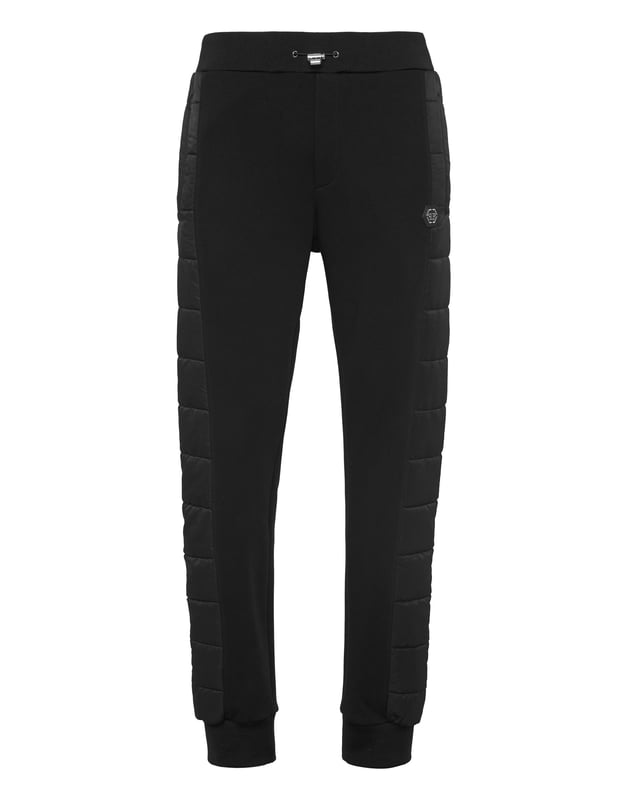 Entdecken Sie die Originalität dieser Jogginghose aus Baumwollmischfleece, die mit einzigartigen Nähten verziert ist.   Baumwollfleece-Mischung   Nylon wattierte Details   Logo-Aufnäher   Eingrifftaschen   Rippenbund mit Stopp-Kordelzug   Rippenstrickbündchen