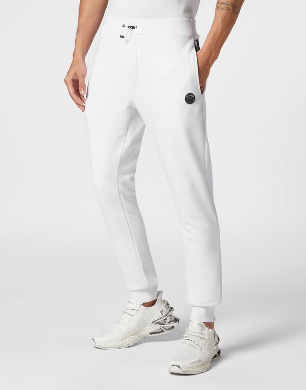 Estos joggers son el complemento perfecto para alcanzar tus objetivos. Comodidad y rendimiento se suman al estilo de Plein Sport.   Forro polar de algodón   Cintura elástica con inserción de nailon y cordón de ajuste   Dos bolsillos con aberturas   Corte holgado para una mayor comodidad   Puños inferiores de punto elástico