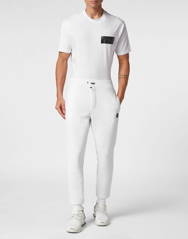 Estos joggers son el complemento perfecto para alcanzar tus objetivos. Comodidad y rendimiento se suman al estilo de Plein Sport.   Forro polar de algodón   Cintura elástica con inserción de nailon y cordón de ajuste   Dos bolsillos con aberturas   Corte holgado para una mayor comodidad   Puños inferiores de punto elástico