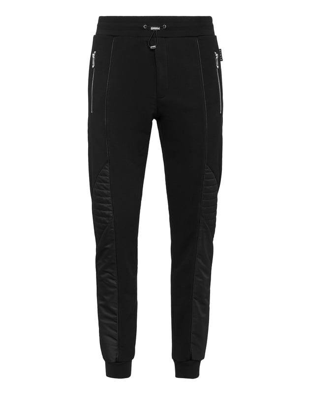 Descubra la originalidad de estos pantalones de chándal de forro polar de mezcla de algodón decorados con costuras únicas.   Vellón de mezcla de algodón   Detalles de nailon acolchado   Hexágono de PP en una insignia de cuero saffiano cosida en la espalda   Bolsillos abiertos con cremallera   Cintura de punto elástico con cordón de tope   Puños de punto elástico