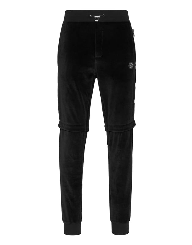 Entscheiden Sie sich für das stilvolle Joggen mit der Einzigartigkeit, die den Stil von Plein ausmacht. Wir haben diese weiche Chenille-Hose entworfen. Sehen Sie sich alle Details an.   Chenille-Samt   Hosenbeine mit Druckknopfverschluss   Nahtdetails   PP-Sechseck auf einem auf der linken Seite aufgenähten Abzeichen aus Saffianleder   Schlitztaschen   Rippenstrick-Bund mit Stopp-Kordelzug   Rippstrickbündchen