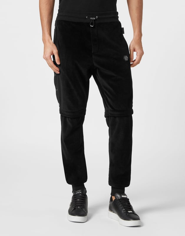 Entscheiden Sie sich für das stilvolle Joggen mit der Einzigartigkeit, die den Stil von Plein ausmacht. Wir haben diese weiche Chenille-Hose entworfen. Sehen Sie sich alle Details an.   Chenille-Samt   Hosenbeine mit Druckknopfverschluss   Nahtdetails   PP-Sechseck auf einem auf der linken Seite aufgenähten Abzeichen aus Saffianleder   Schlitztaschen   Rippenstrick-Bund mit Stopp-Kordelzug   Rippstrickbündchen