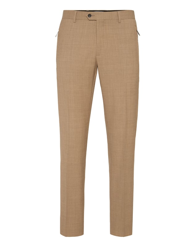 Entdecken Sie die Einzigartigkeit dieser Wollhose mit besonderen Details.   Gabardine aus Wolle   Schlitztaschen mit Reißverschluss   Bund mit Knopf   Stoffeinsatz entlang der Seite des Beins genäht