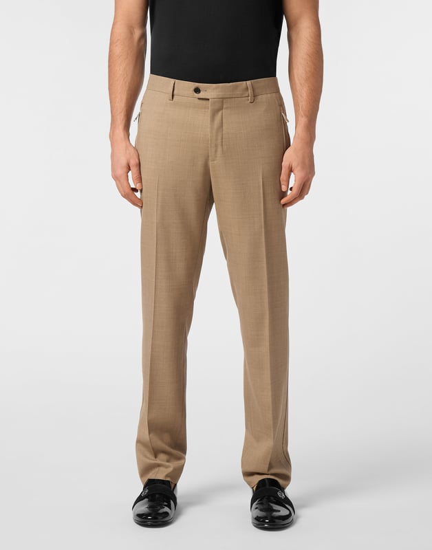 Entdecken Sie die Einzigartigkeit dieser Wollhose mit besonderen Details.   Gabardine aus Wolle   Schlitztaschen mit Reißverschluss   Bund mit Knopf   Stoffeinsatz entlang der Seite des Beins genäht
