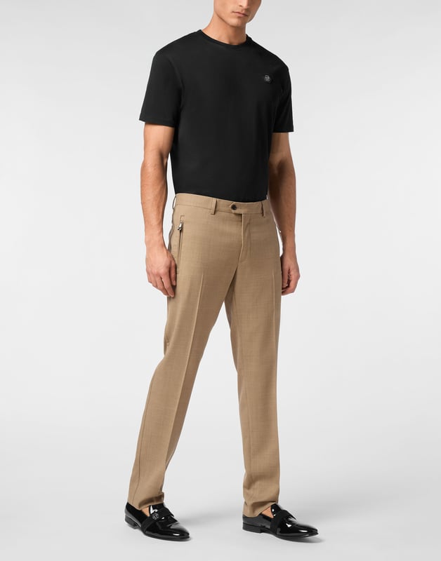 Entdecken Sie die Einzigartigkeit dieser Wollhose mit besonderen Details.   Gabardine aus Wolle   Schlitztaschen mit Reißverschluss   Bund mit Knopf   Stoffeinsatz entlang der Seite des Beins genäht