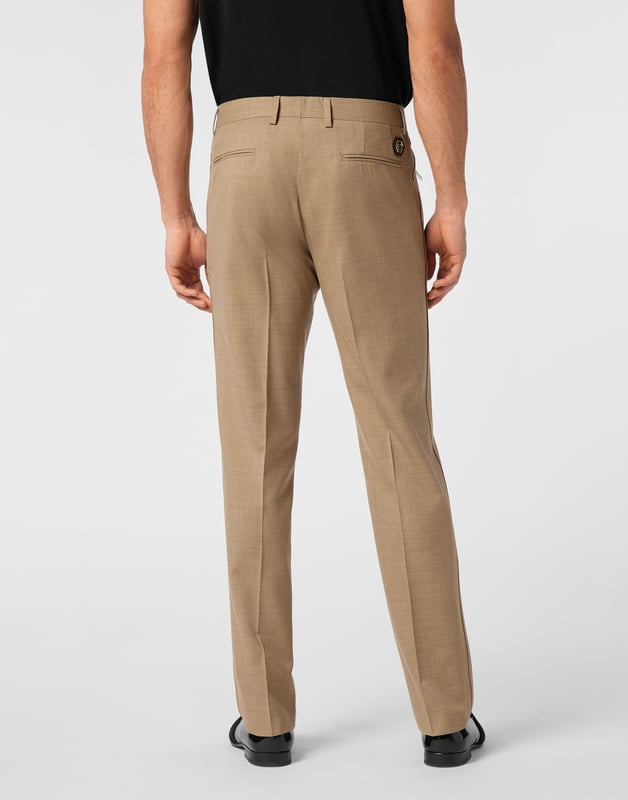 Entdecken Sie die Einzigartigkeit dieser Wollhose mit besonderen Details.   Gabardine aus Wolle   Schlitztaschen mit Reißverschluss   Bund mit Knopf   Stoffeinsatz entlang der Seite des Beins genäht