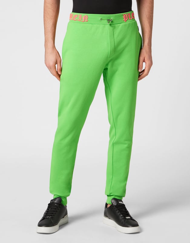 El estilo es una nota de personalidad. Eche un vistazo a estos joggers de felpa de algodón con detalles distintivos.   Suave forro polar de algodón   Marca bordada en la cintura.   Hexágono de PP sobre una insignia de cuero saffian cosida en el frente, lado izquierdo   Dos bolsillos con aberturas   Cintura con cordón   Cintura y puños inferiores de punto acanalado