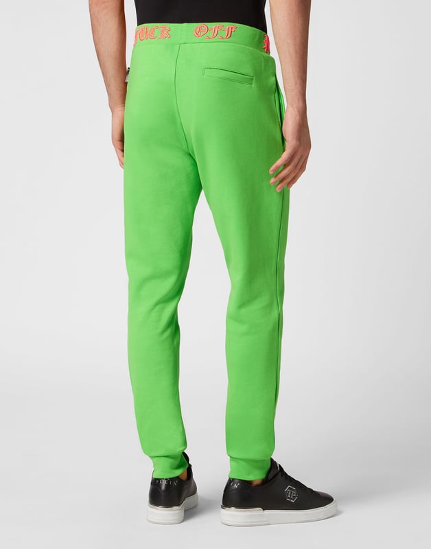 El estilo es una nota de personalidad. Eche un vistazo a estos joggers de felpa de algodón con detalles distintivos.   Suave forro polar de algodón   Marca bordada en la cintura.   Hexágono de PP sobre una insignia de cuero saffian cosida en el frente, lado izquierdo   Dos bolsillos con aberturas   Cintura con cordón   Cintura y puños inferiores de punto acanalado