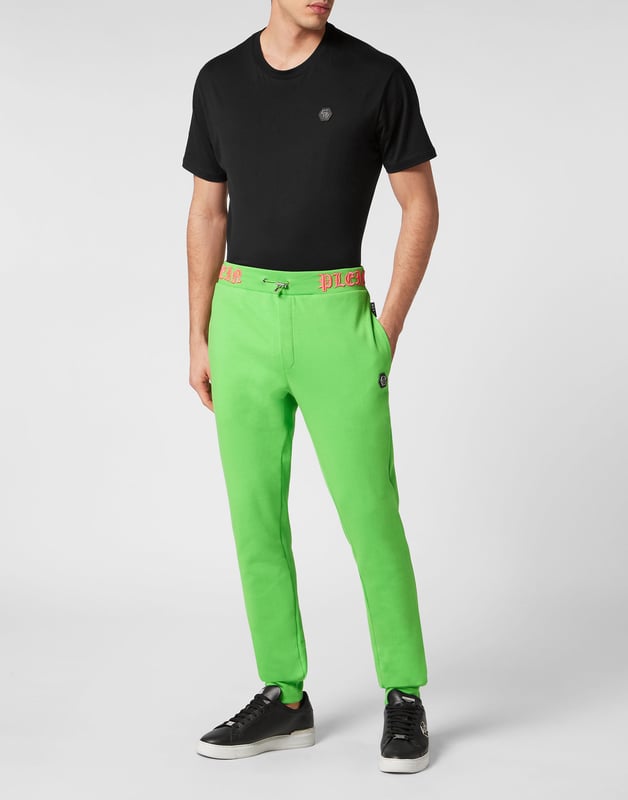 El estilo es una nota de personalidad. Eche un vistazo a estos joggers de felpa de algodón con detalles distintivos.   Suave forro polar de algodón   Marca bordada en la cintura.   Hexágono de PP sobre una insignia de cuero saffian cosida en el frente, lado izquierdo   Dos bolsillos con aberturas   Cintura con cordón   Cintura y puños inferiores de punto acanalado