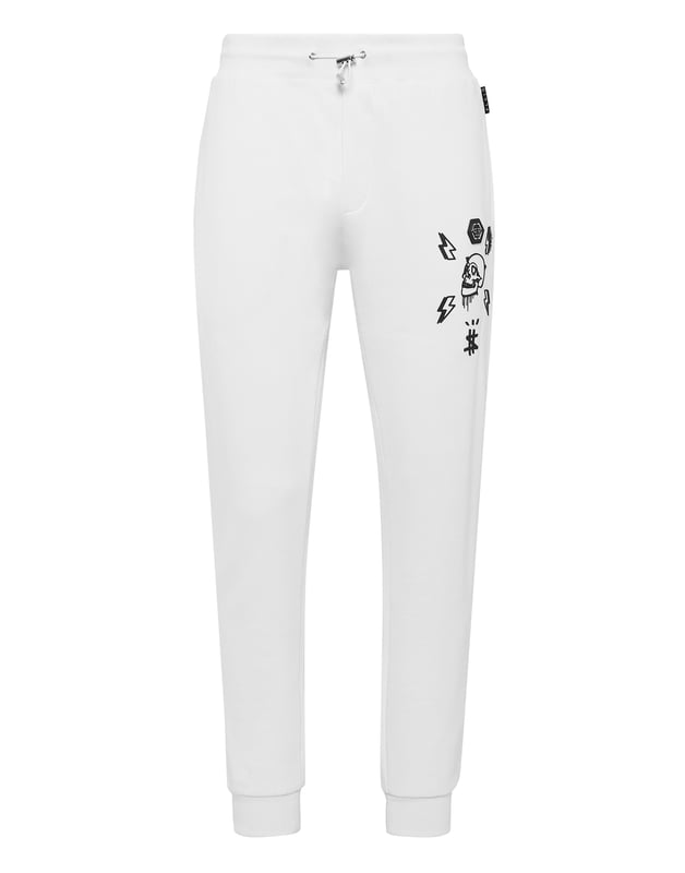 "Ergänzen Sie Ihre legere Kleidung mit diesen Baumwoll-Sweatpants, die mit einem auffälligen bedruckten Monogrammelement mit einer Markenplakette auf dem linken äußeren Oberschenkel versehen sind. Hergestellt für Komfort und Stil, sind diese Sweatpants perfekt, um Ihrem Alltagsoutfit einen Hauch von Markenflair zu verleihen."   Weicher und atmungsaktiver Baumwollstoff Auffälliges bedrucktes Monogrammelement mit Markenplakette auf dem linken äußeren Oberschenkel Entworfen für Komfort und Stil Perfekt für lässige Alltagskleidung