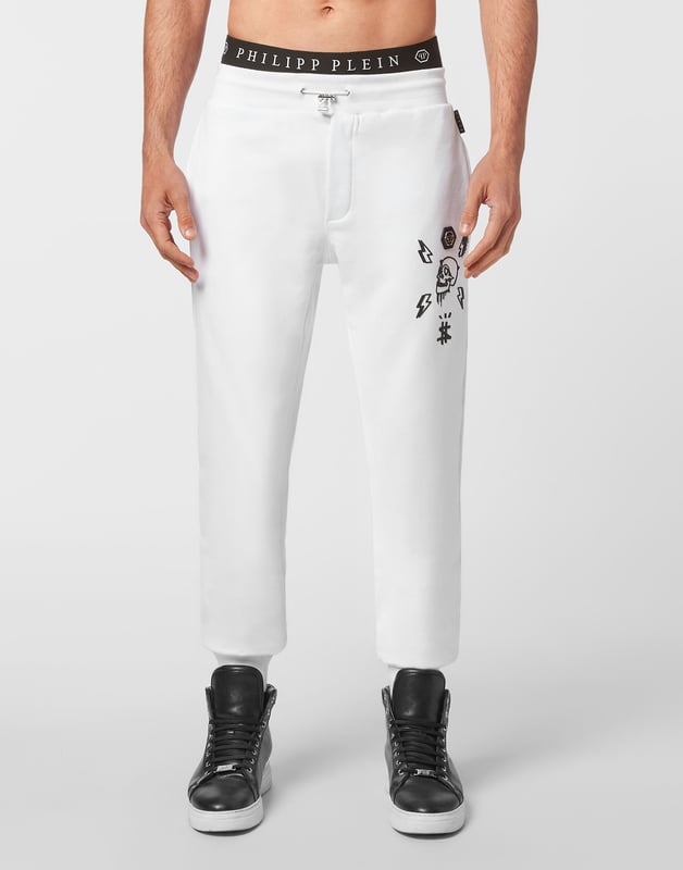 "Ergänzen Sie Ihre legere Kleidung mit diesen Baumwoll-Sweatpants, die mit einem auffälligen bedruckten Monogrammelement mit einer Markenplakette auf dem linken äußeren Oberschenkel versehen sind. Hergestellt für Komfort und Stil, sind diese Sweatpants perfekt, um Ihrem Alltagsoutfit einen Hauch von Markenflair zu verleihen."   Weicher und atmungsaktiver Baumwollstoff Auffälliges bedrucktes Monogrammelement mit Markenplakette auf dem linken äußeren Oberschenkel Entworfen für Komfort und Stil Perfekt für lässige Alltagskleidung