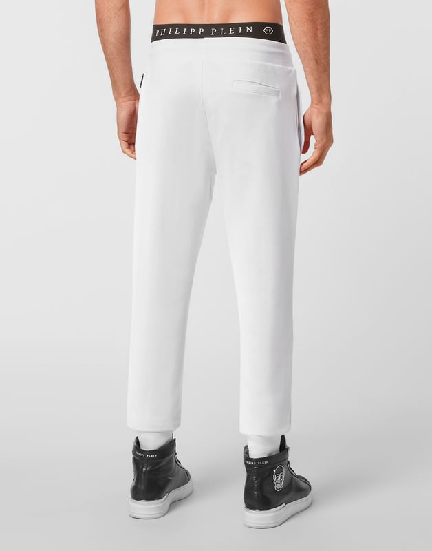 "Ergänzen Sie Ihre legere Kleidung mit diesen Baumwoll-Sweatpants, die mit einem auffälligen bedruckten Monogrammelement mit einer Markenplakette auf dem linken äußeren Oberschenkel versehen sind. Hergestellt für Komfort und Stil, sind diese Sweatpants perfekt, um Ihrem Alltagsoutfit einen Hauch von Markenflair zu verleihen."   Weicher und atmungsaktiver Baumwollstoff Auffälliges bedrucktes Monogrammelement mit Markenplakette auf dem linken äußeren Oberschenkel Entworfen für Komfort und Stil Perfekt für lässige Alltagskleidung