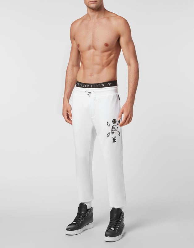 "Ergänzen Sie Ihre legere Kleidung mit diesen Baumwoll-Sweatpants, die mit einem auffälligen bedruckten Monogrammelement mit einer Markenplakette auf dem linken äußeren Oberschenkel versehen sind. Hergestellt für Komfort und Stil, sind diese Sweatpants perfekt, um Ihrem Alltagsoutfit einen Hauch von Markenflair zu verleihen."   Weicher und atmungsaktiver Baumwollstoff Auffälliges bedrucktes Monogrammelement mit Markenplakette auf dem linken äußeren Oberschenkel Entworfen für Komfort und Stil Perfekt für lässige Alltagskleidung