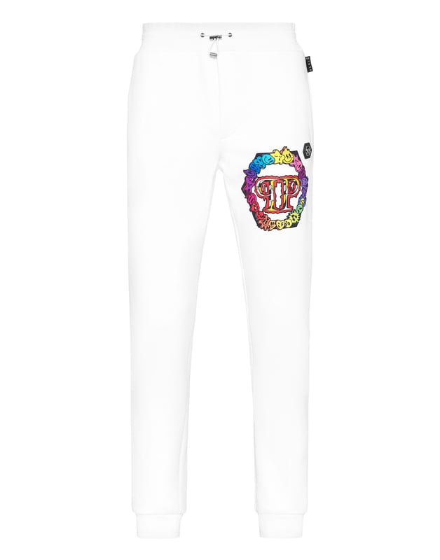 Entdecken Sie die Einzigartigkeit dieser Jogginghose aus Baumwoll-Fleece mit besonderen Details.   Baumwollmischung aus Fleece   Druckmuster   Aufnäher mit Logo   Schlitztaschen   Gerippter Bund mit Stopp-Kordelzug   Rippstrickbündchen unten