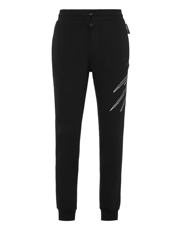 Estos pantalones de jogging diseñados para cualquier entrenamiento, son el complemento perfecto para alcanzar tus objetivos. Comodidad y rendimiento se suman al estilo de Plein Sport.   Forro polar de algodón   Patrón estampado en la parte delantera y trasera   Cintura de punto elástico con cordón   Parche cosido en la pernera izquierda   Dos bolsillos con aberturas   Puños inferiores de punto elástico.