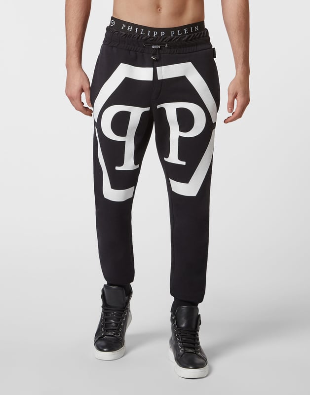 "Eleva tu estilo casual con estos pantalones de algodón que presentan un llamativo logo hexagonal impreso en los muslos. Diseñados para comodidad y estilo, estos pantalones de algodón son perfectos para agregar un toque distintivo de marca a tu vestuario diario."   Tela de algodón suave y transpirable Logo hexagonal impreso llamativo en los muslos Diseñados para comodidad y estilo Perfectos para un look casual de todos los días