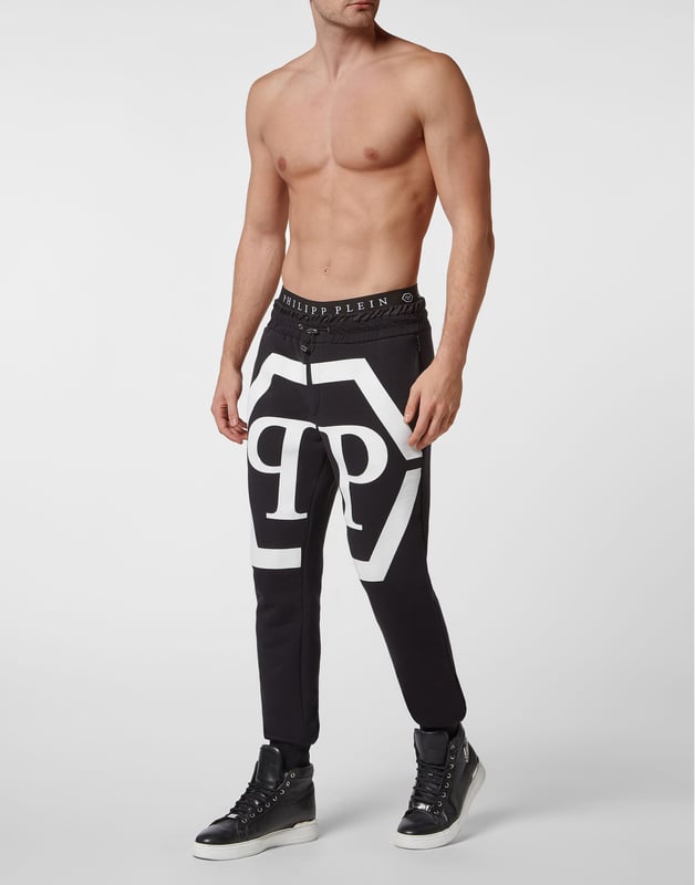 "Eleva tu estilo casual con estos pantalones de algodón que presentan un llamativo logo hexagonal impreso en los muslos. Diseñados para comodidad y estilo, estos pantalones de algodón son perfectos para agregar un toque distintivo de marca a tu vestuario diario."   Tela de algodón suave y transpirable Logo hexagonal impreso llamativo en los muslos Diseñados para comodidad y estilo Perfectos para un look casual de todos los días