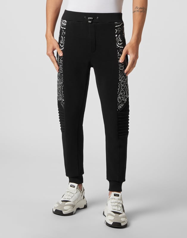 No descuida su tiempo libre. Hemos diseñado estos joggers de forro polar de algodón con motivos Paisley.   Forro polar de algodón suave con estampado Paisley    Hexágono PP en una insignia de cuero saffiano cosida en el lado izquierdo   Bolsillos con aberturas   Cintura con cordón de ajuste   Dobladillos de punto elástico