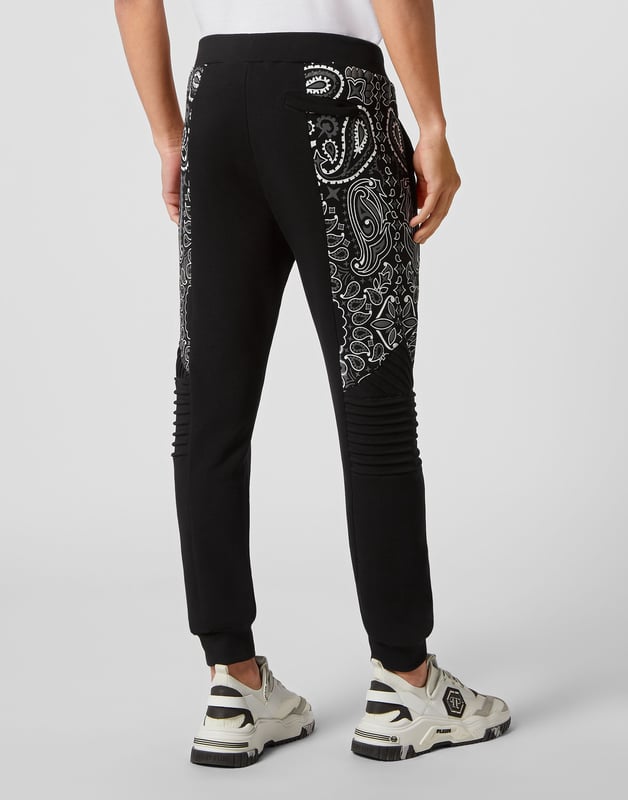 No descuida su tiempo libre. Hemos diseñado estos joggers de forro polar de algodón con motivos Paisley.   Forro polar de algodón suave con estampado Paisley    Hexágono PP en una insignia de cuero saffiano cosida en el lado izquierdo   Bolsillos con aberturas   Cintura con cordón de ajuste   Dobladillos de punto elástico