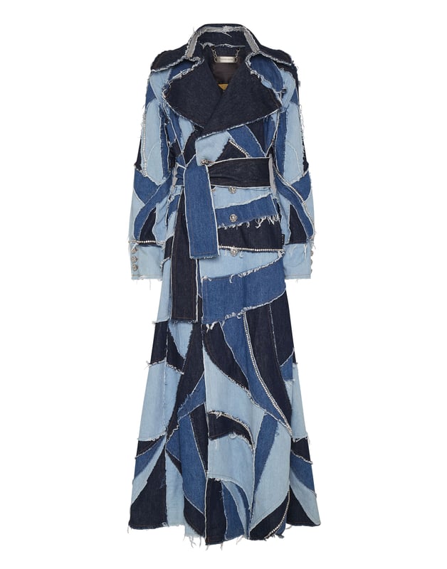 Descubra el nuevo tema de la temporada con esta gabardina vaquera con varios lavados que crean un efecto patchwork. Eche un vistazo a sus detalles distintivos.   Tejido vaquero lavado a la piedra con efecto envejecido.   Parches vaqueros con patchwork de diferentes lavados   Acabado con adornos de strass   Cuello con solapa   Botones joya de metal   Frente de corbata    Dos bolsillos   Forro con estampado de piel de animal   Ajuste: Over