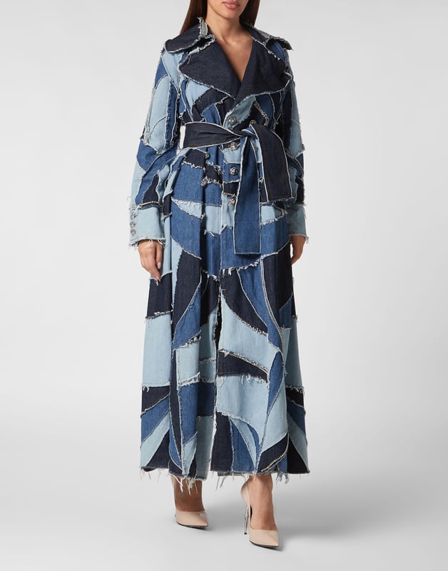 Descubra el nuevo tema de la temporada con esta gabardina vaquera con varios lavados que crean un efecto patchwork. Eche un vistazo a sus detalles distintivos.   Tejido vaquero lavado a la piedra con efecto envejecido.   Parches vaqueros con patchwork de diferentes lavados   Acabado con adornos de strass   Cuello con solapa   Botones joya de metal   Frente de corbata    Dos bolsillos   Forro con estampado de piel de animal   Ajuste: Over