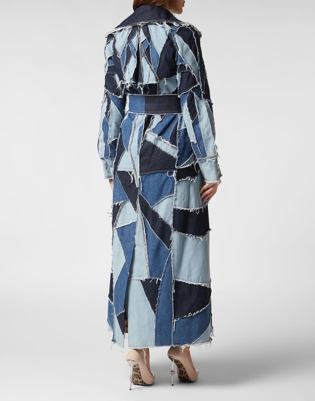 Descubra el nuevo tema de la temporada con esta gabardina vaquera con varios lavados que crean un efecto patchwork. Eche un vistazo a sus detalles distintivos.   Tejido vaquero lavado a la piedra con efecto envejecido.   Parches vaqueros con patchwork de diferentes lavados   Acabado con adornos de strass   Cuello con solapa   Botones joya de metal   Frente de corbata    Dos bolsillos   Forro con estampado de piel de animal   Ajuste: Over