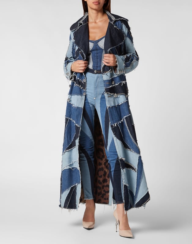 Descubra el nuevo tema de la temporada con esta gabardina vaquera con varios lavados que crean un efecto patchwork. Eche un vistazo a sus detalles distintivos.   Tejido vaquero lavado a la piedra con efecto envejecido.   Parches vaqueros con patchwork de diferentes lavados   Acabado con adornos de strass   Cuello con solapa   Botones joya de metal   Frente de corbata    Dos bolsillos   Forro con estampado de piel de animal   Ajuste: Over