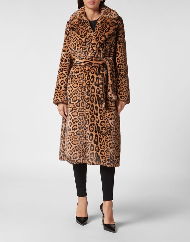 Entdecken Sie, wie man eine moderne Diva sein kann, mit diesem weichen, gesprenkelten Kunstpelzmantel. Sehen Sie sich die Details an.    Leoparden-Kunstpelz    Schnürung vorne    Zwei Eingrifftaschen    Futter mit Tierfellmuster