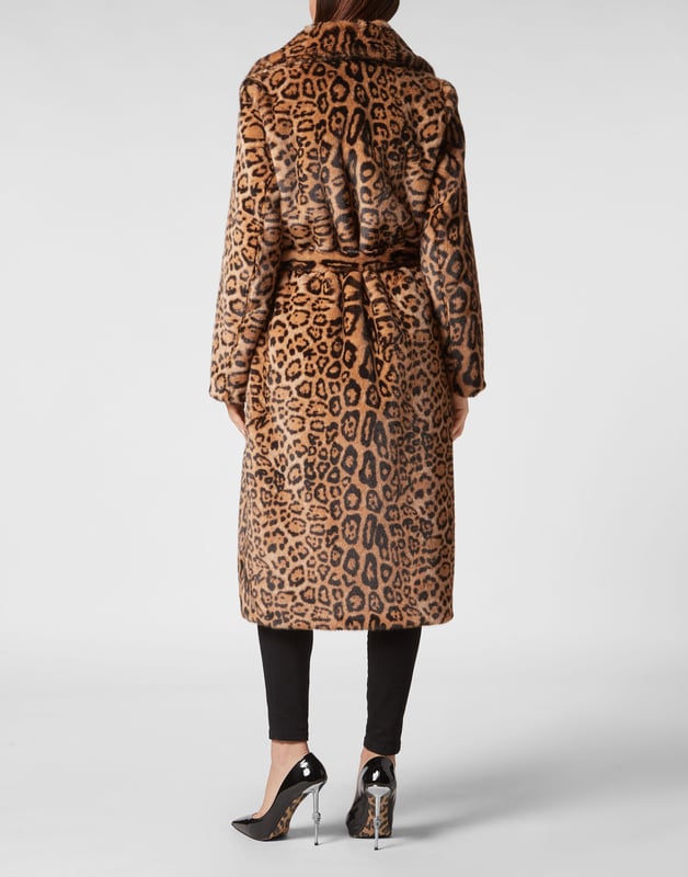 Entdecken Sie, wie man eine moderne Diva sein kann, mit diesem weichen, gesprenkelten Kunstpelzmantel. Sehen Sie sich die Details an.    Leoparden-Kunstpelz    Schnürung vorne    Zwei Eingrifftaschen    Futter mit Tierfellmuster