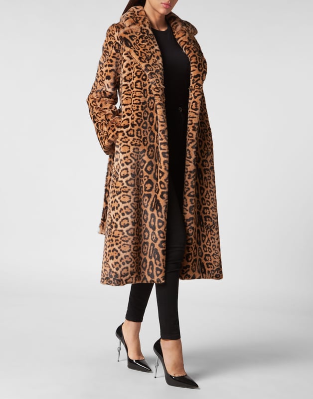 Entdecken Sie, wie man eine moderne Diva sein kann, mit diesem weichen, gesprenkelten Kunstpelzmantel. Sehen Sie sich die Details an.    Leoparden-Kunstpelz    Schnürung vorne    Zwei Eingrifftaschen    Futter mit Tierfellmuster