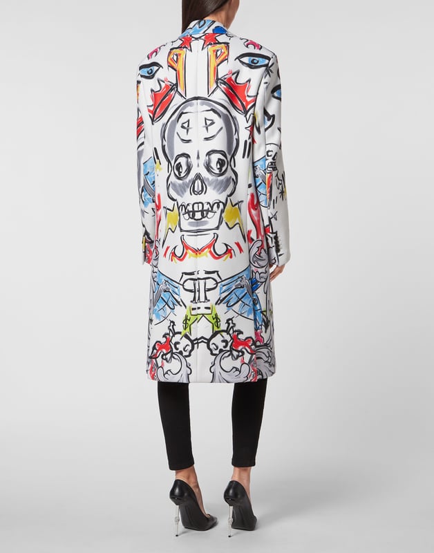 Geef je look een vleugje pure originaliteit. Doe het met deze lange overjas van polyester canvas met Graffiti-print. Verborgen knoopsluiting. Twee paspelzakken. Binnenvoering.