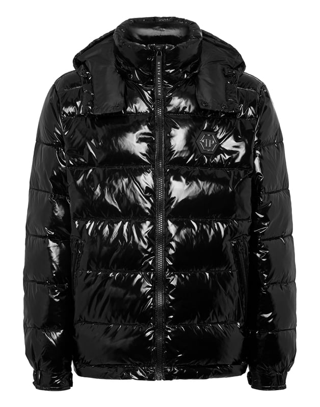 Hochglänzender Daunenbomber aus Nylon mit Kapuze. Das Kleidungsstück ist vollständig gesteppt. Ein Aufnäher aus Saffianleder mit dem PP Hexagon ist auf der linken Brustseite aufgenäht. Reißverschluss und zwei Einschubtaschen mit Reißverschluss. Manschetten mit Druckknöpfen. Kordelzug am unteren Saum. Wattiertes Futter.