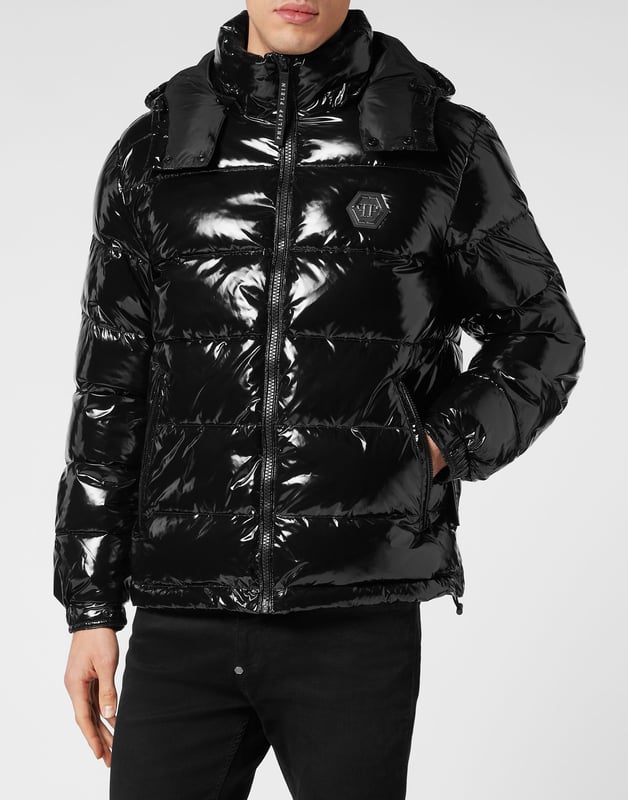 Hochglänzender Daunenbomber aus Nylon mit Kapuze. Das Kleidungsstück ist vollständig gesteppt. Ein Aufnäher aus Saffianleder mit dem PP Hexagon ist auf der linken Brustseite aufgenäht. Reißverschluss und zwei Einschubtaschen mit Reißverschluss. Manschetten mit Druckknöpfen. Kordelzug am unteren Saum. Wattiertes Futter.